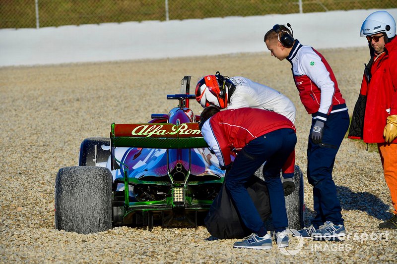 Kimi Raikkonen, Alfa Romeo Racing C38, spins into the gravel on the opening morning of testing