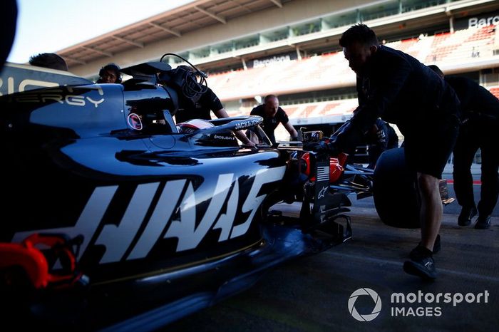 Haas F1 mechanics and Romain Grosjean, Haas F1 Team VF-19