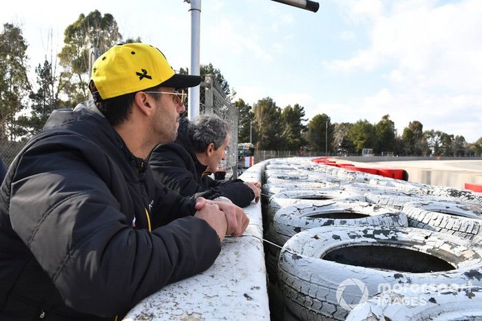 Daniel Ricciardo, Renault F1 Team y Alain Prost, Renault F1 Team Special Advisor ven las acciones