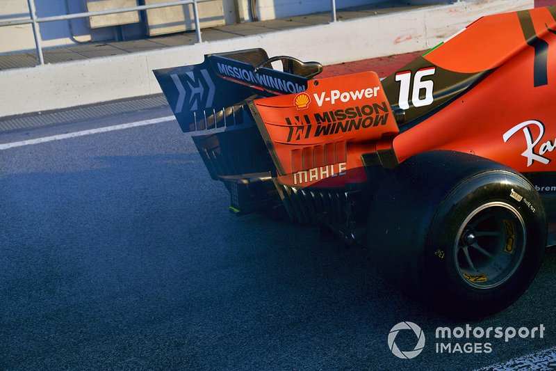 Fumo dal posteriore della Ferrari SF90