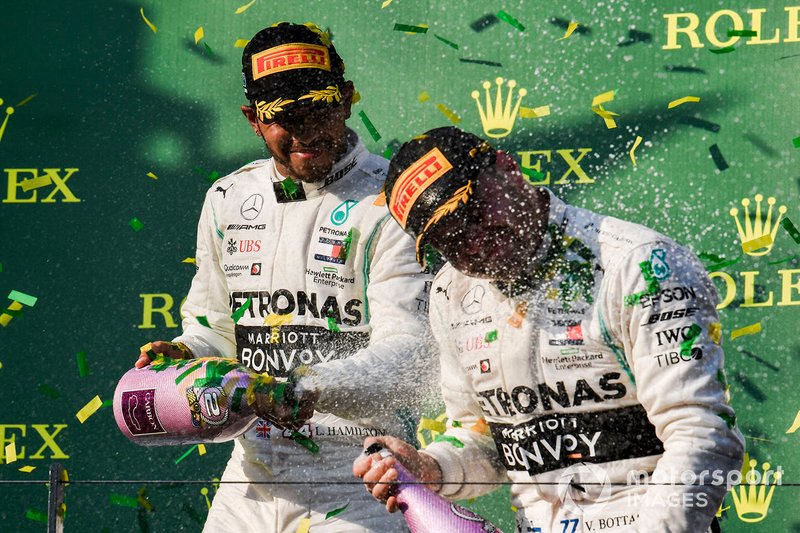 Lewis Hamilton, Mercedes AMG F1, secondo, spruzza champagne su Valtteri Bottas, Mercedes AMG F1, vincitore, sul podio