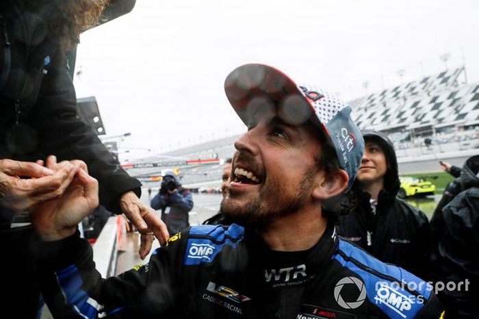Fernando Alonso es felicitado tras su victoria en Daytona