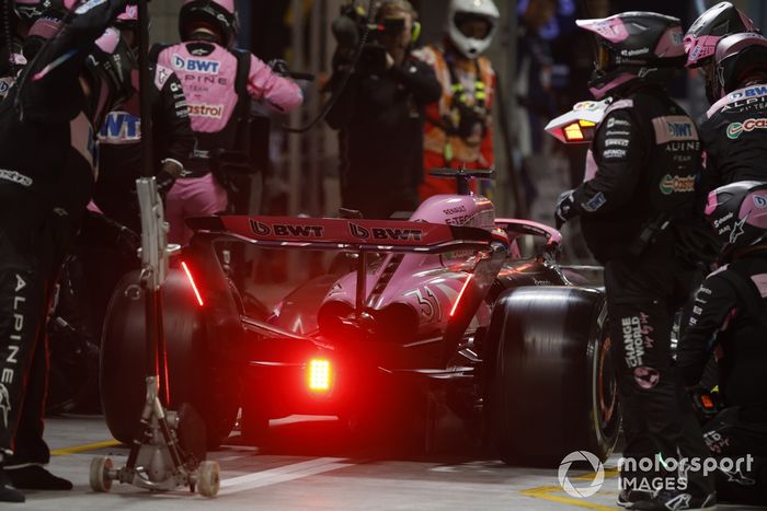 Esteban Ocon, Alpine A524, hace una parada en boxes