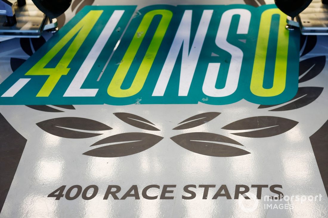 Fernando Alonso, Aston Martin F1 Team, pancarta con 400 carreras en el suelo del garaje