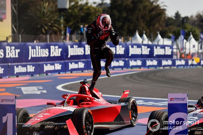 Jake Dennis, Andretti Autosport, 1ª posición, celebra al final de la carrera