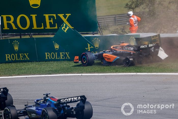 Daniel Ricciardo, McLaren MCL36, se cae