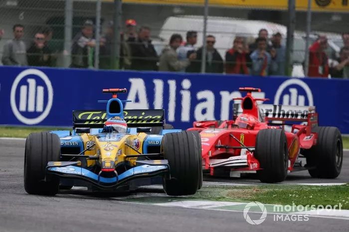 Fernando Alonso, Renault R25, precede Michael Schumacher, Ferrari F2005, GP di San Marino del 2005