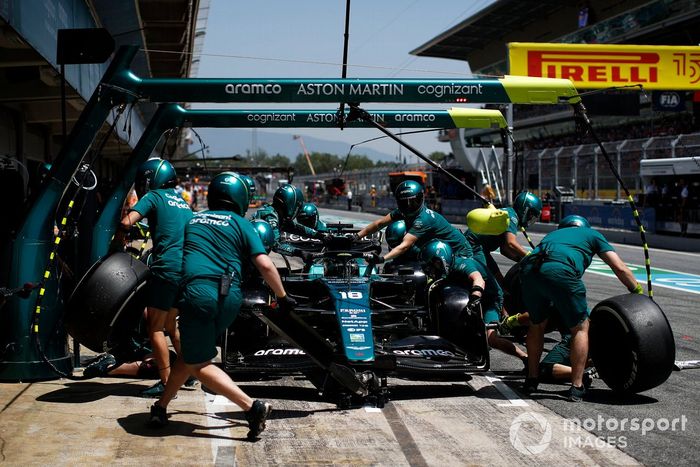 El equipo Aston Martin F1 practica una parada en boxes