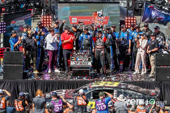 Daniel Suárez, TrackHouse Racing, Onx Homes / Renu Chevrolet Camaro celebra su victoria