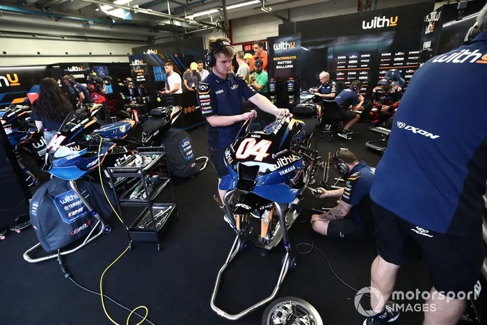 Ambiente del garaje de RNF MotoGP Racing