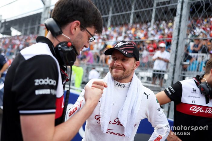 Valtteri Bottas, del equipo Alfa Romeo F1, en la parrilla con los ingenieros
