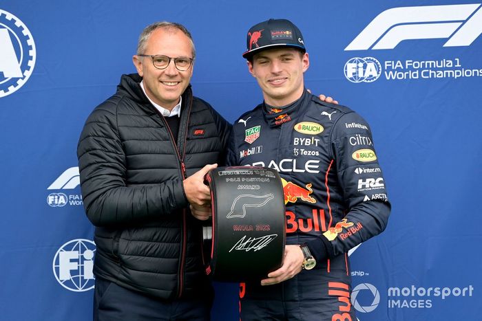 Stefano Domenicali, CEO de la Fórmula 1, entrega a Max Verstappen, de Red Bull Racing, el premio Pirelli Pole Position