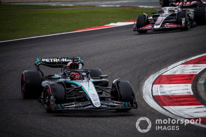 George Russell, Mercedes F1 W15, Kevin Magnussen, Haas VF-24