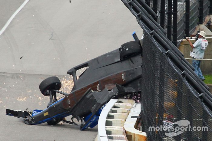 Scott Dixon, Chip Ganassi Racing Honda in a huge crash