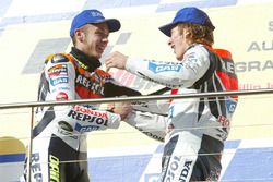 Podium: racewinnaar Valentino Rossi, Repsol Honda Team, derde plaats Nicky Hayden, Repsol Honda Team