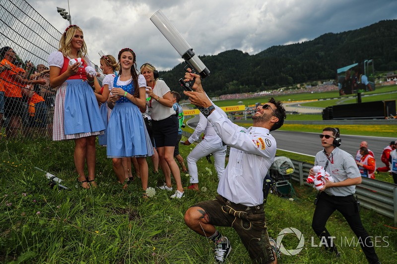 Daniel Ricciardo, Red Bull Racing fires a T-Shirt into the crowd of fans, a T-Shirt gun on the drive