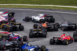 Lewis Hamilton, Mercedes AMG F1 W08, Max Verstappen, Red Bull Racing RB13, Daniel Ricciardo, Red Bul