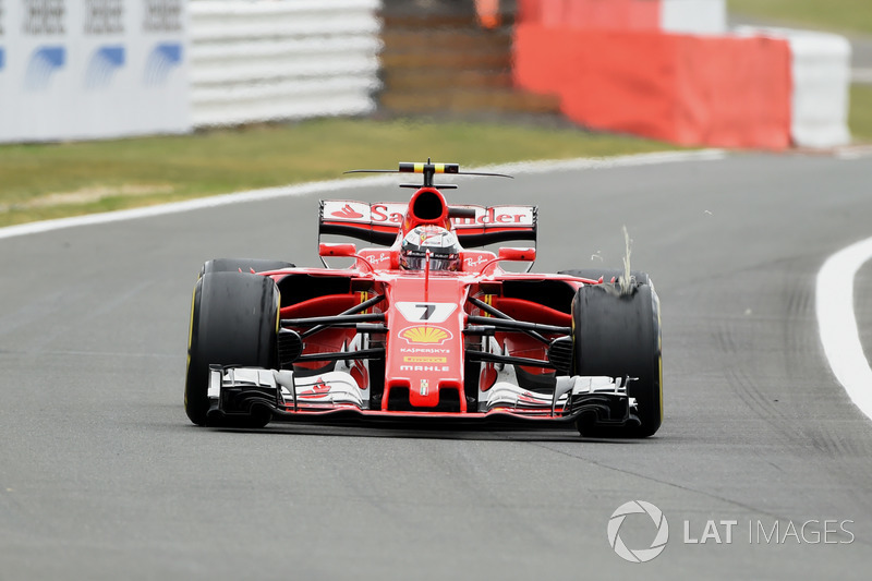 Kimi Raikkonen, Ferrari SF70H con lo pneumatico anteriore delaminato
