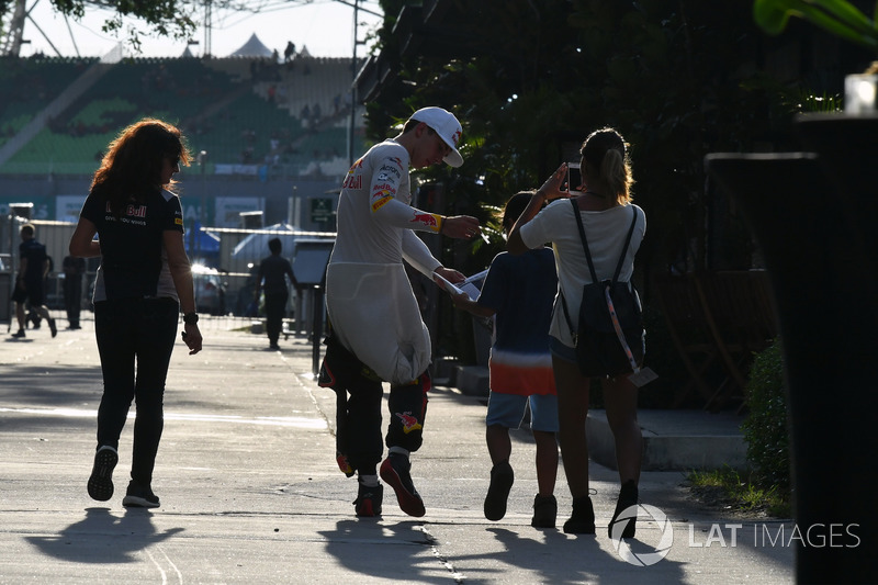 П'єр Гаслі, Scuderia Toro Rosso, роздає автографи