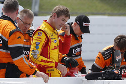 Сотрудники команды безопасности Holmatro помогают Райану Хантер-Рею, Andretti Autosport Honda, покин