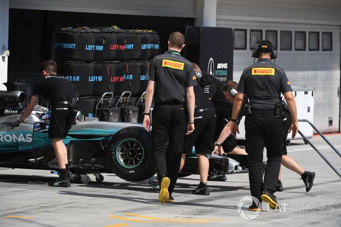 Valtteri Bottas, Mercedes-Benz F1 W08  and Pirelli engineers