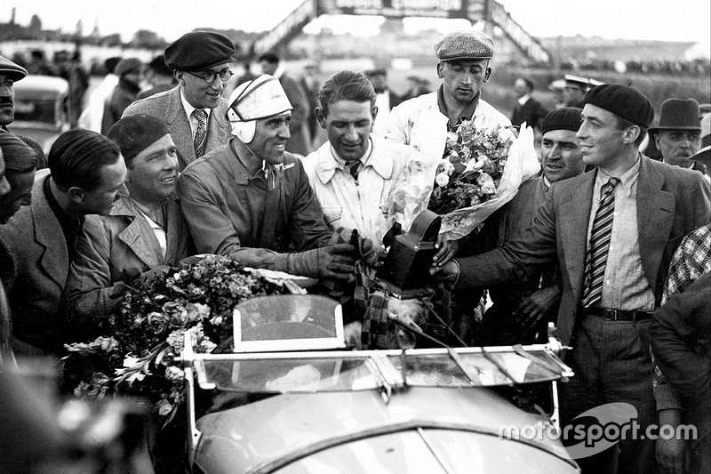 Yarış galibi Tazio Nuvolari, Raymond Sommer, Alfa Romeo 8C