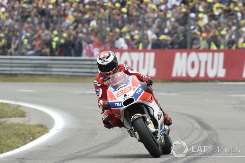 Lorenzo entering pits to change tyres