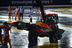 La voiture de Max Verstappen, Red Bull Racing RB13 est ramenée par les commissaires après son accident en début de course