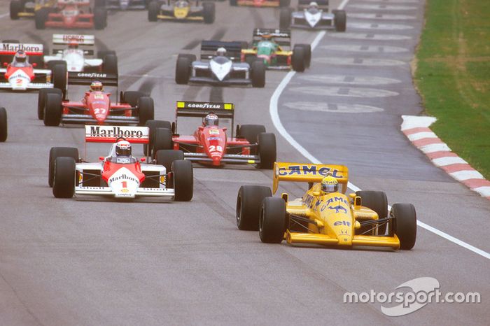 Start: Ayrton Senna, Lotus 99T Honda, Alain Prost, McLaren MP4/3 TAG Porsche, ve Gerhard Berger, Ferrari F187