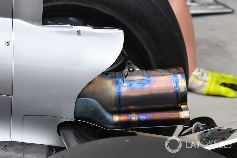 Mercedes W08: Auspuff