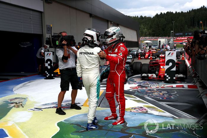 Ganador, Valtteri Bottas, Mercedes AMG F1 celebra con Sebastian Vettel, Ferrari en Parc Fermme