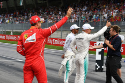 Sebastian Vettel, Ferrari, Lewis Hamilton, Mercedes AMG F1, y el ganador de la pole Valtteri Bottas,