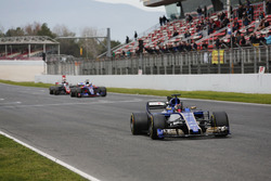 Паскаль Верляйн, Sauber C36, випереджає Карлоса Сайнса-молодшого, Scuderia Toro Rosso STR12 та Ромен