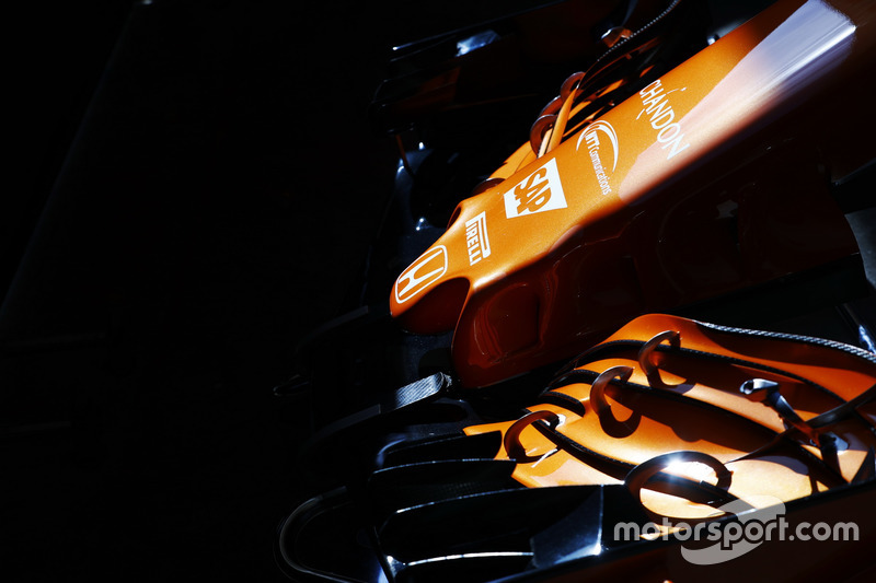 Переднее антикрыло и носовой обтекатель McLaren MCL32