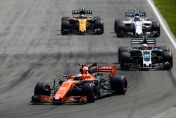 Stoffel Vandoorne, McLaren MCL32, Kevin Magnussen, Haas F1 Team VF-17