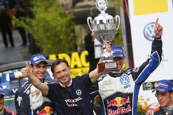 Podio: ganadores Sébastien Ogier, Julien Ingrassia, Volkswagen Motorsport con el jefe del equipo Jos