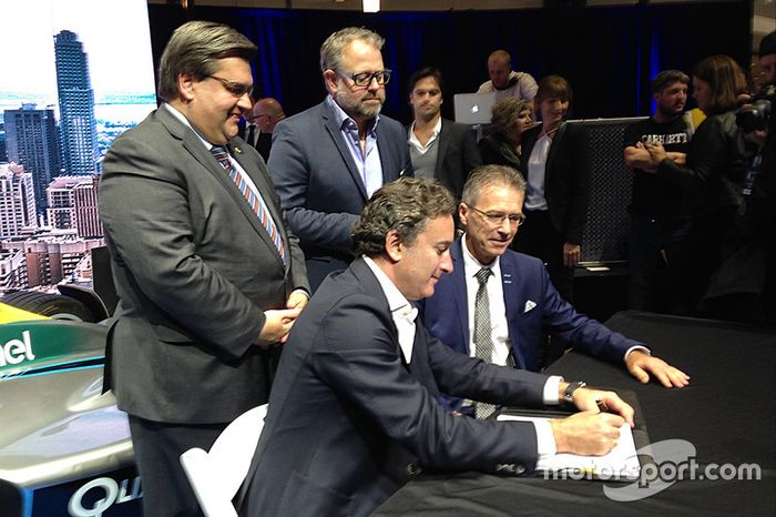 Alejandro Agag, CEO de la Formula E firma el contrato con Montreal