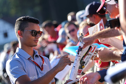 Pascal Wehrlein, Manor Racing schreibt Autogramme für die Fans