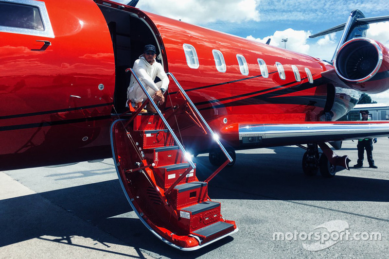 Lewis Hamilton posiert mit seinem Flugzeug