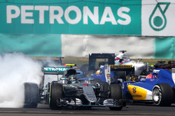 Nico Rosberg, Mercedes AMG F1 W07 Hybrid riprende dopo il contatto all'inizio della gara
