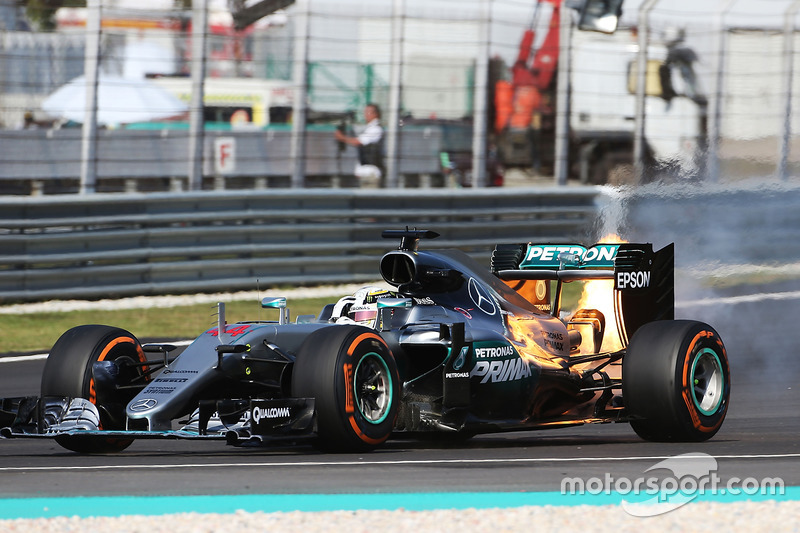 17: Гран Прі Малайзії, Сепанг. Льюіс Хемілтон, Mercedes AMG F1 W07 Hybrid сходить через відмову двигуна