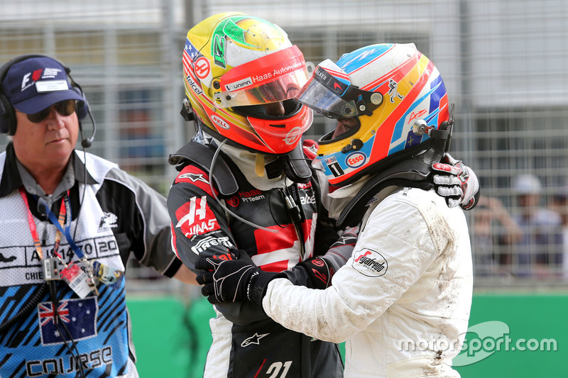 Esteban Gutierrez, Haas F1 Team und Fernando Alonso, McLaren