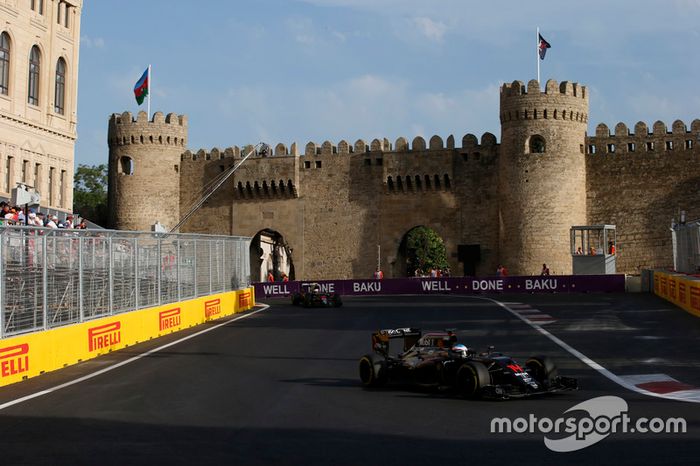 ¿Qué tal una foto con coche? Aquí Fernando Alonso