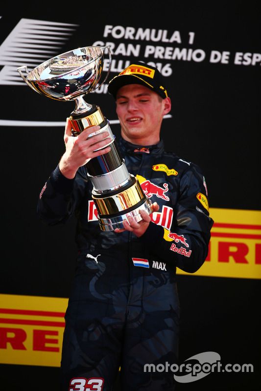 Ganador de la carrera, Max Verstappen, Red Bull Racing celebra en el podio