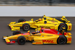 Ryan Hunter-Reay, Andretti Autosport Honda, und Helio Castroneves, Team Penske Chevrolet