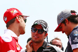Sebastian Vettel, Ferrari, Sergio Pérez, Sahara Force India F1 y Carlos Sainz Jr., Scuderia Toro Rosso en el desfile de pilotos