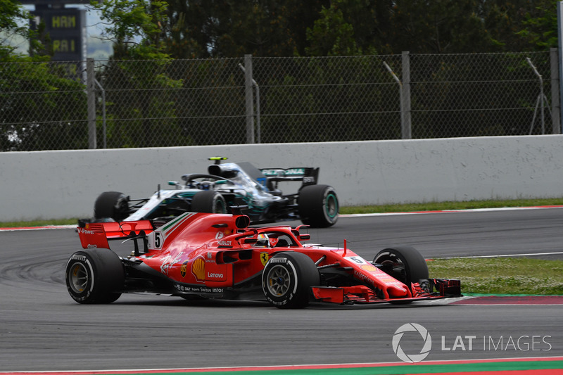 Sebastian Vettel, Ferrari SF71H leads Valtteri Bottas, Mercedes-AMG F1 W09
