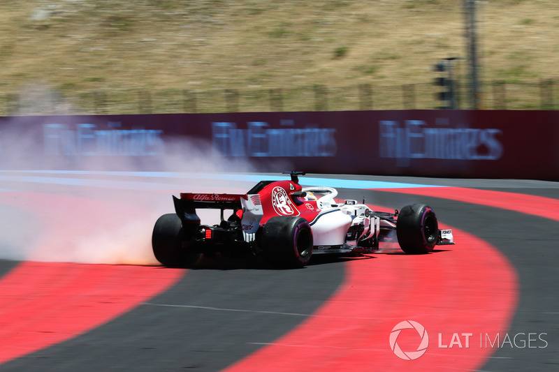 Marcus Ericsson, Sauber C37 est sorti de sa piste avant que sa voiture ne prenne feu