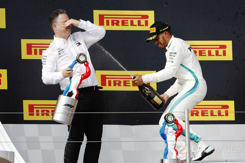 Ron Meadows, y Lewis Hamilton, Mercedes AMG F1,celebran en el podio