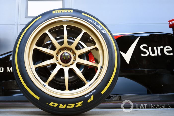 El Lotus E22 con neumáticos Pirelli de 18 pulgadas